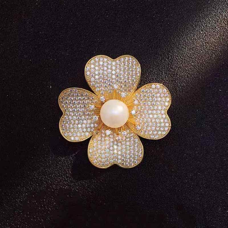 ブローチ レディース ゴールド ジルコニア 淡水パール 四つ葉 クローバー 花モチーフ マイクロパヴェ 精巧な作り 高級感 エレガント 結婚式 パーティー ファッション小物
