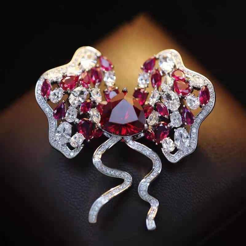 ブローチ レディース 高級感 マイクロパヴェ ジルコニア リボン 繊細 豪華 ローズレッド 春 コート フォーマル 結婚式 入学式 卒業式 パーティー 通勤 オフィス エレガント おしゃれ 大人