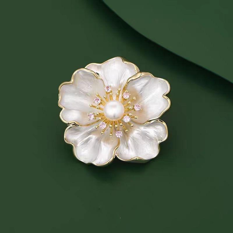 ブローチ レディース 高級感 エナメル カメリア 淡水パール フラワーモチーフ 上品 エレガント 多機能 フォーマル セレモニー 結婚式 入学式 卒業式 発表会 カーディガン スーツ ジャケット 白 ピンク