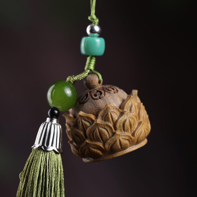 アロマペンダント 緑檀木 グリーンサンダルウッド レトロ調 オリエンタル風 透かし彫り 六字真言 転経器 マニ車 蓮の花 タッセル飾り 携帯用 香り玉 開運お守り 癒し 丸型
