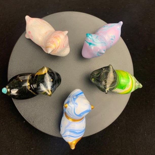 置物 愛らしい 子犬 パピー モチーフ 高級木材 白檀 サンダルウッド 伝統工芸 漆芸 手描き 彩色 木彫り インテリア 卓上 オブジェ デスク飾り コレクション 工芸品 ユニセックス 癒しアイテム