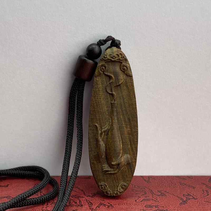 インテリア飾り 観音様 精巧彫刻 プレート 香木 吊り下げ 掌玩物 手のひらサイズ お守り 開運 癒し リラックス 縁起物 魔除け 厄除け 玄関 リビング デスク 車載用