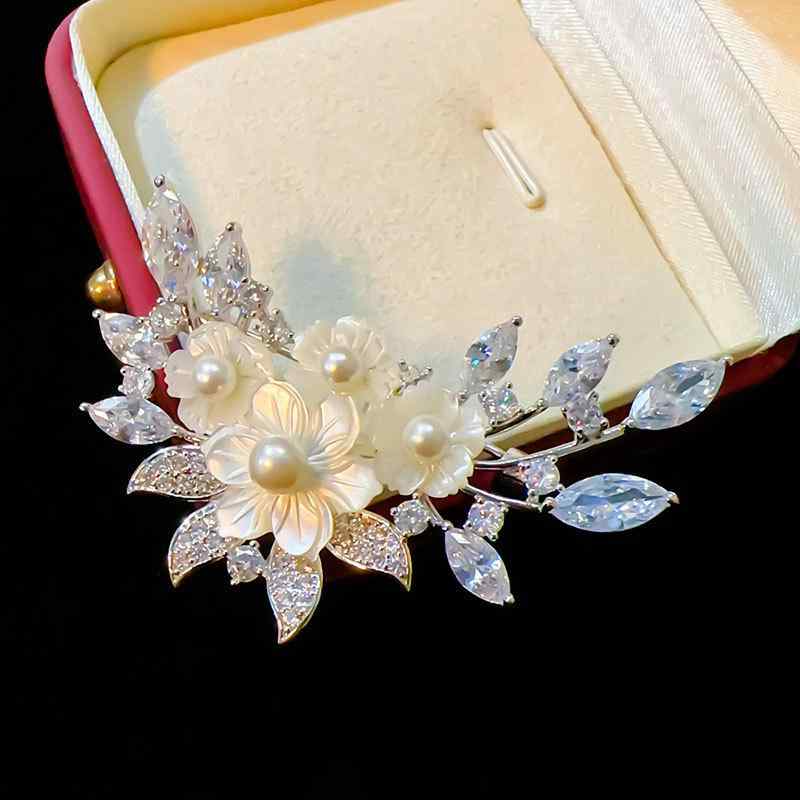 ブローチ 男女兼用 電気メッキ ジルコニア シェルフラワー パール コサージュ 上品 華やか ラグジュア..