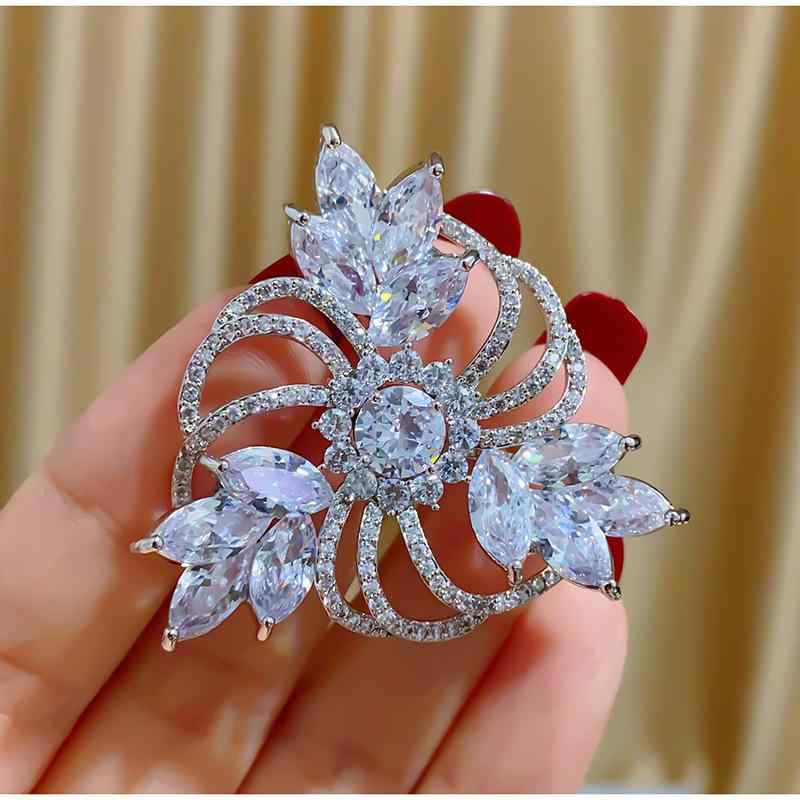 ブローチ 男女兼用 高級感 モダン クローバー 花 ジルコニア装飾 おしゃれ 個性的 定番 普段使い オフィス パーティー スーツ コート ピン