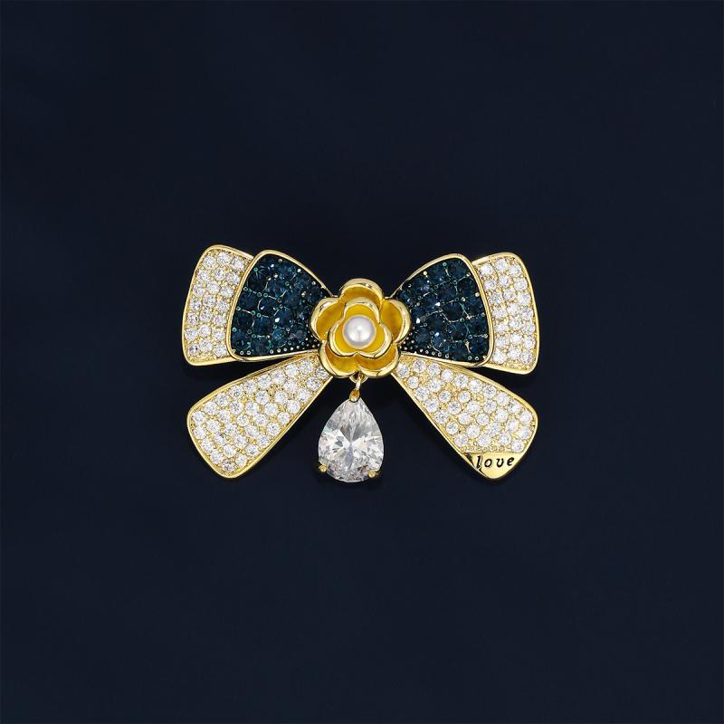 ブローチ 男女兼用 きらめくジルコニア リボン 花 高級感 エレガント 上品 華やか 韓国ファッション オシャレ 万能 ジャケット コート ドレス ワンピース 結婚式 披露宴 パーティー 卒業式 入学式 銅製 ホワイト ゴールド アクセサリー