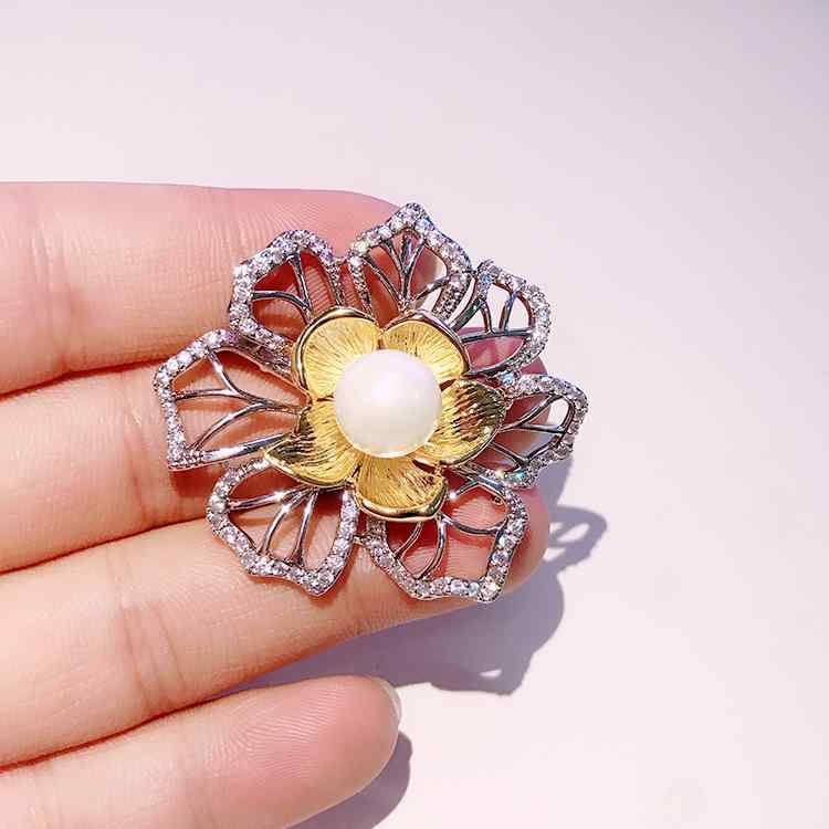 ブローチ レディース 韓国風 エレガント パール ジルコニア フラワーモチーフ ホワイト 上品 シンプル 透かし彫り コサージュ ピン ジャケット 卒業式 入学式 フォーマル カジュアル オールシーズン