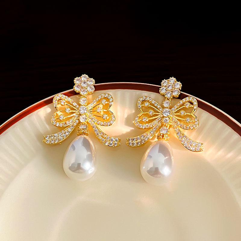 ピアス レディース 韓国風 全面ジルコニア リボン 蝶々結び パールチャーム かわいい スウィート エレガント 上品 高見え ライトラグジュアリー 普段使い 万能