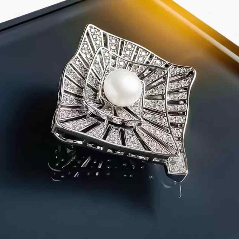 ブローチ レディース 精巧な微細セッティング ジルコニア スクエア 迷路モチーフ 淡水パール 高級感 上..