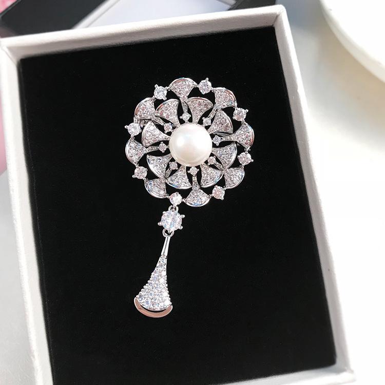 ブローチ レディース 精巧 高品質 マイクロセッティング ジルコニア 扇型 ファン型 パール コサージュ ..