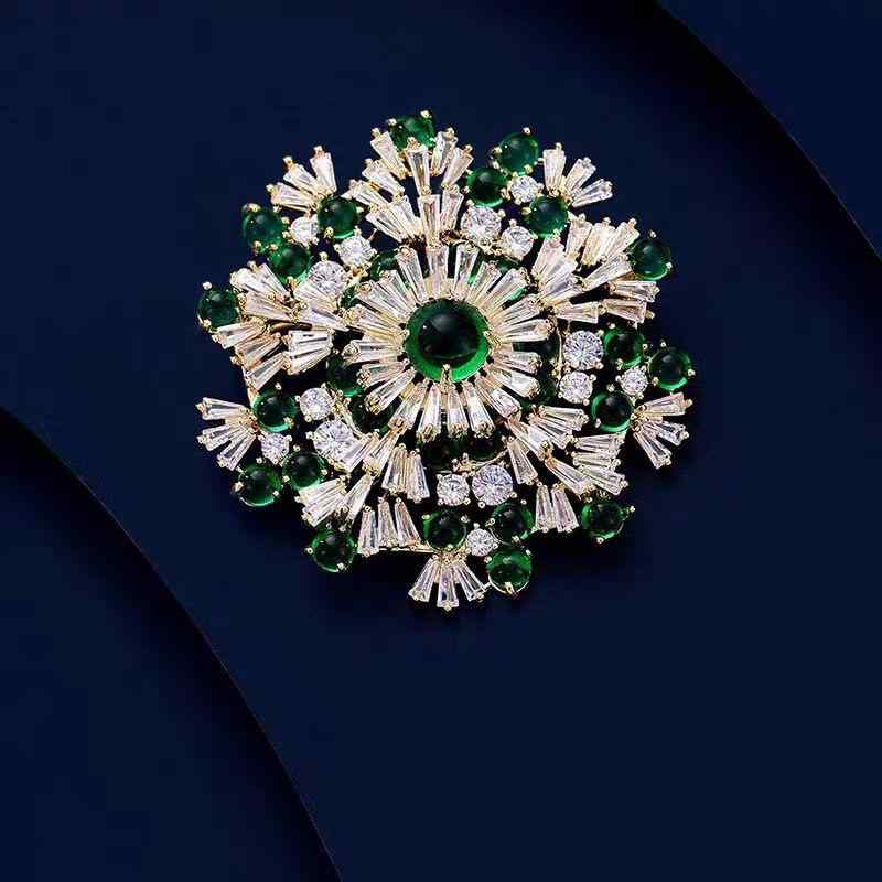 ブローチ レディース ジルコニア エメラルドグリーン 雪の結晶 花モチーフ 微細加工 繊細 華やか 精巧なデザイン 個性的 高級感 軽やかラグジュアリー 金色 銅製 フォーマル 結婚式 入学式 卒業式