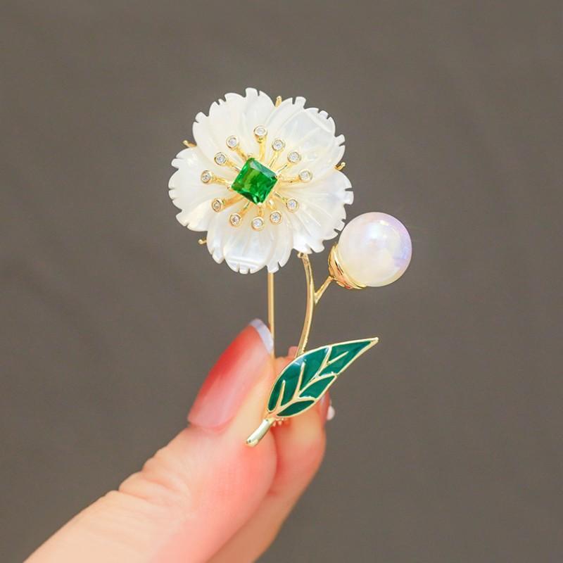 ブローチ レディース 天然マザーオブパール シェル フラワーモチーフ ゴールド 高級感 繊細 ゴージャス..