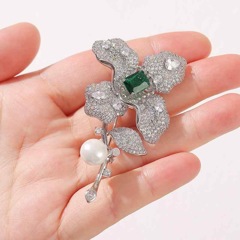 ブローチ レディース 銅製 上質マイクロセッティング ジルコニア エメラルド 淡水パール 四つ葉 クローバー フラワーモチーフ 韓国風 ライトラグジュアリー エレガント シルバー ファッション小物 アクセサリー 多用途