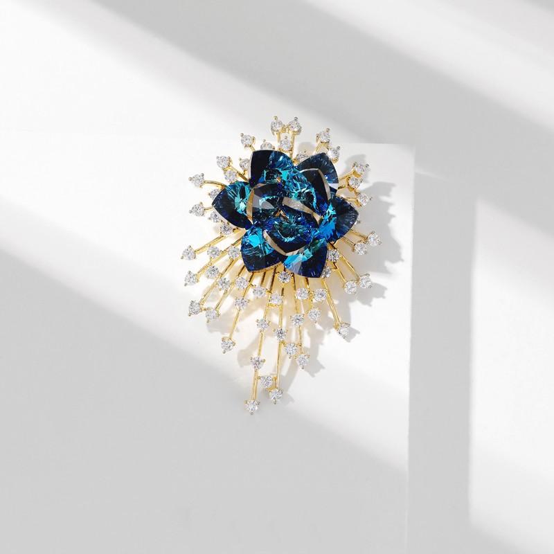 ブローチ レディース 女性用 ブルー 青 クリスタル ガラス ストーン フラワーモチーフ 花 煌めく ピンブローチ コサージュ 上品 高級感 エレガント 華やか 繊細 スーツ ドレス 結婚式 披露宴 パーティー 二次会 入学式 卒業式 卒園式 入園式 フ