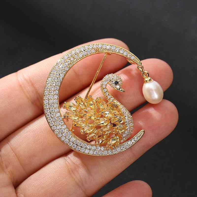 ブローチ レディース 女性用 月 スワン 白鳥 淡水パール ジルコニア 銅製 韓国ファッション ゴールド フォーマル 結婚式 入学式 卒業式 パーティー エレガント 上品 高級感 秋冬