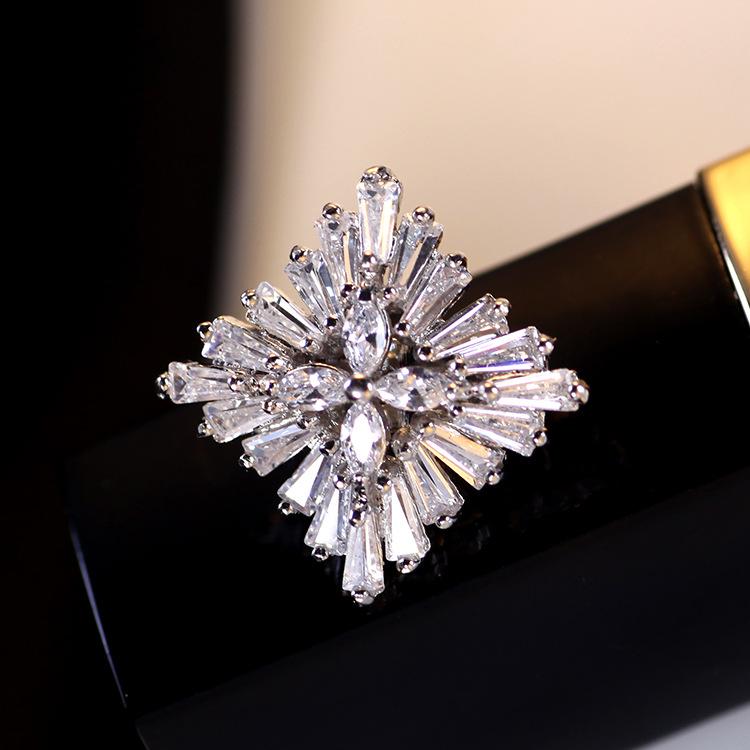 ブローチ レディース 韓国風 クリスタル ジルコニア スクエア 輝く 金メッキ 上品 シンプル 深Vネック ..