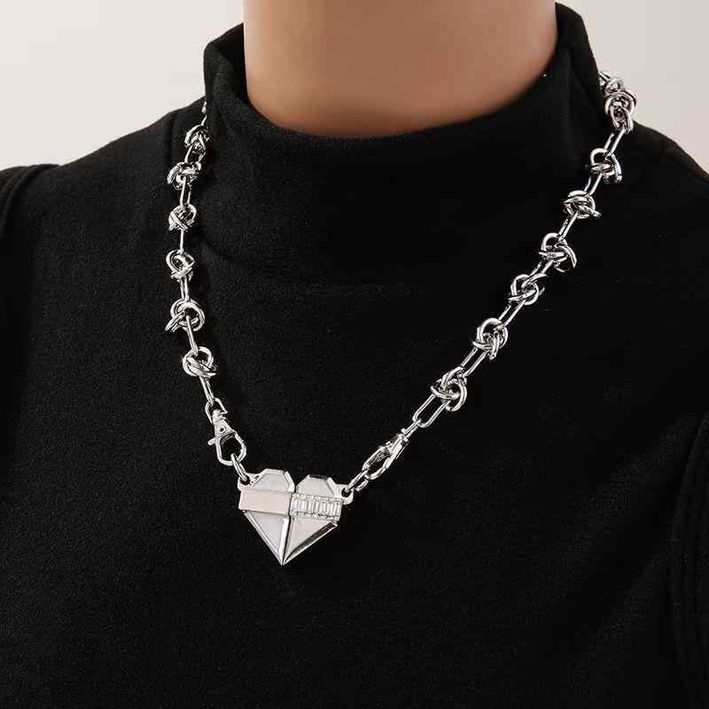 ネックレス 男女兼用 シルバー ハート マグネット連結 ペンダント チョーカー ロングネックレス 個性的 ペア カップル おしゃれ トレンド ストリートファッション カジュアル 甘辛ミックス スタイリッシュ 合金製 電気メッキ