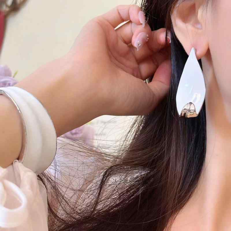 ピアス イヤリング ブレスレット バングル レディース ホワイト エナメル おしゃれ エレガント ボリュ..