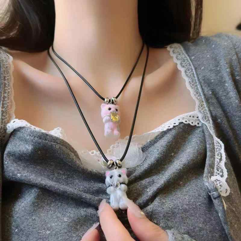 ネックレス レディース かわいい フロッキーベア キャラクター ロングペンダント 個性的 遊び心 秋冬 ..