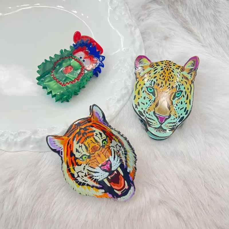 ヘアクリップ レディース アニマルモチーフ タイガーヘッド ヒョウ柄 大ぶり 個性的 おしゃれ バンスクリップ ポニーテール ハーフアップ まとめ髪 アクリル製 髪飾り ヘアアクセサリー ファッション小物