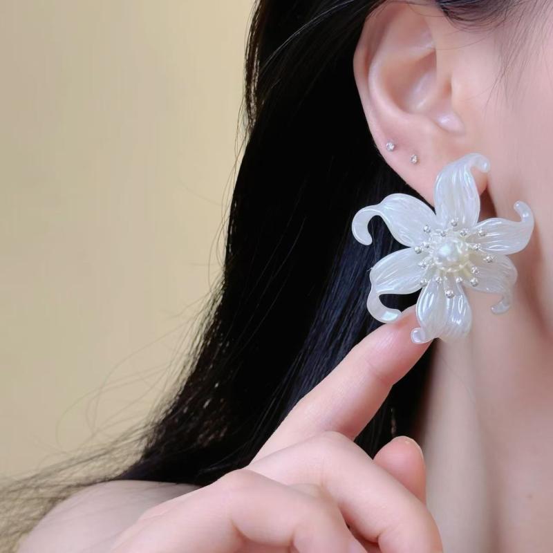 ピアス レディース フレンチスタイル 白 ホワイト 大ぶり フラワー 花びらモチーフ イミテーションパー..