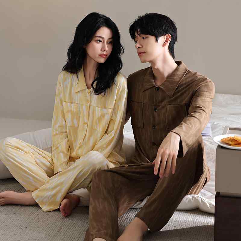 ・カテゴリ: パジャマ ・主な素材: ビスコース 95%以上 ・スタイル: セットアップ、インスタ風 ・厚さ: 薄手 ・ネックライン: 襟付き、ポロネック ・袖丈: 長袖 ・パンツ丈: 長ズボン ・機能: 通気性、伸縮性、抗菌性、外着可能 ・シーズン: 冬、春、秋 ・着用シーン: アウトドア、部屋着 ・カラー展開: グレープイエロー、モカブラウン ・サイズ展開: M、L、XL、XXL、XXXL