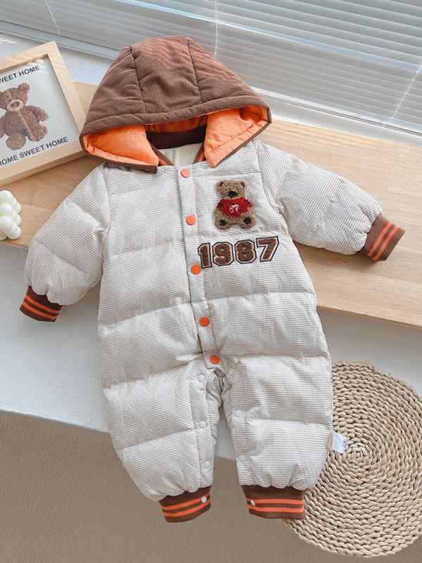 カバーオール ベビー服 子供服 男の子 女の子 秋冬 ダウン 中綿入り 厚手 防寒 暖かい ロンパース フード付き 長袖 前開き スナップボタン カジュアル ルームウェア 普段使い ポリエステル 数字クマ