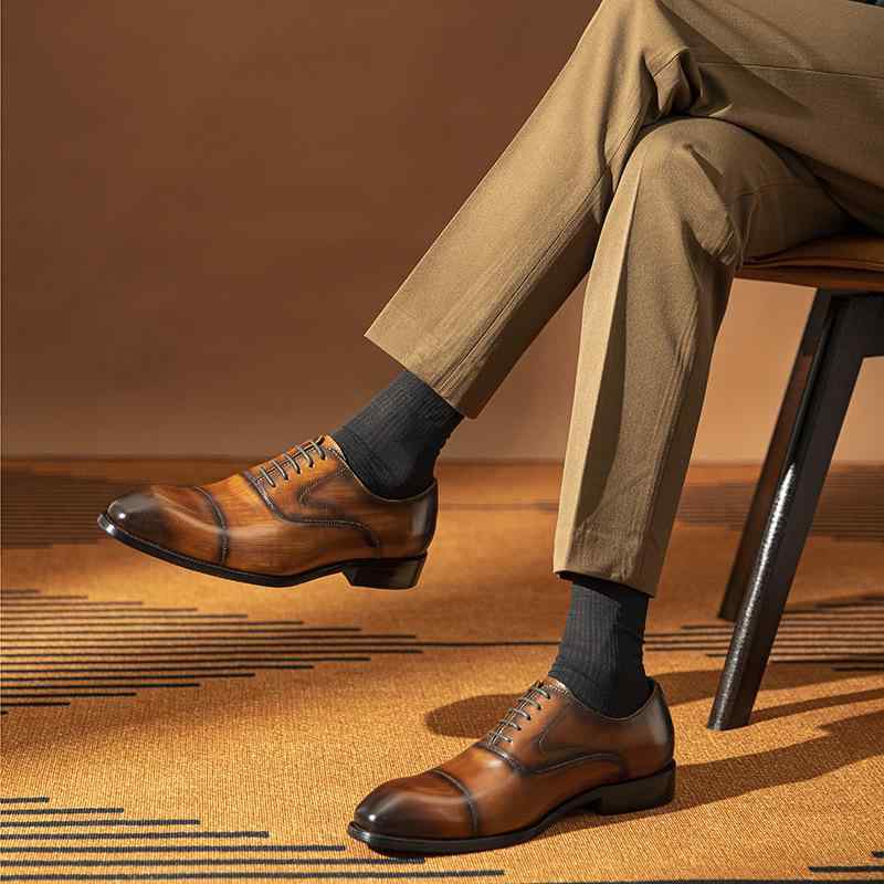 ・対象年齢: 成人・カテゴリ: オックスフォードシューズ・アッパー素材: 牛革・ソール素材: ゴム・性別: 男性・つま先形状: スクエアトゥ・丈: ローカット・機能: 通気性、耐摩耗性・重さ: 約1.25kg・シーン: 日常、ビジネスフォーマル・カラー展開: ブラック、コーヒー、イエローブラウン・サイズ展開: 37, 38, 39, 40, 41, 42, 43, 44・スタイル: ビジネス・流行要素: レザーパッチワーク