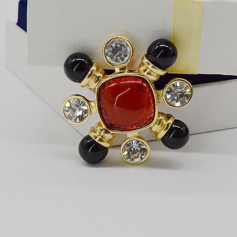 ブローチ レディース アンティーク調 ヴィンテージ風 クロスモチーフ ルビー カラーストーン 彫刻 刻印..