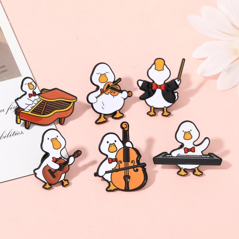 ブローチ 男女兼用 欧米風 ファッション アヒル楽団 音楽モチーフ ギター ピアノ かわいい キュート 個..