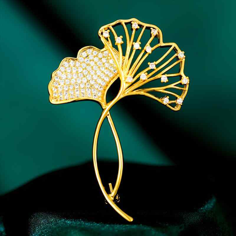 ブローチ 女性用 高級感 イチョウ 花 銅 ジルコニア マイクロパヴェ 上品 エレガント スーツ ジャケット フォーマル アクセサリー 華やか ワンポイント 結婚式 卒業式 入学式 セレモニー