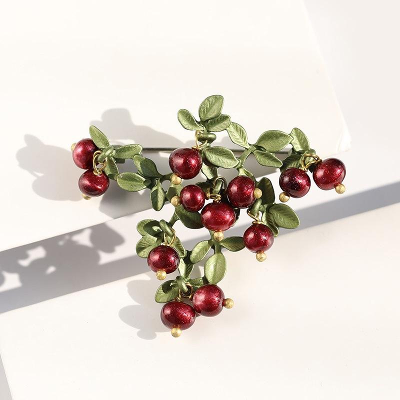ブローチ レディース 女性用 クランベリー フルーツモチーフ 赤い実 グリーン レッド ホワイト エナメ..