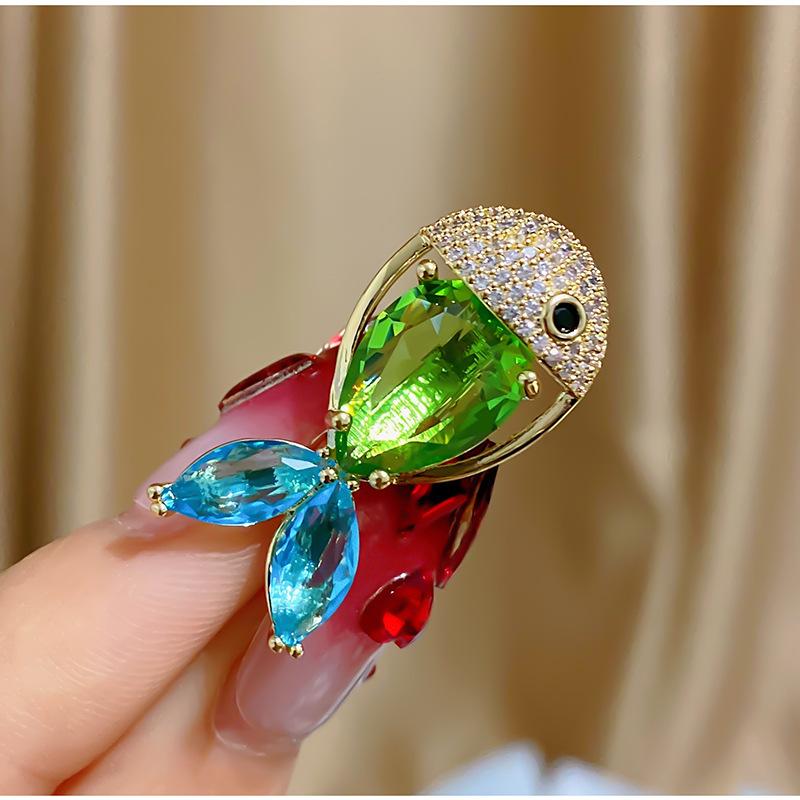 ブローチ 男女兼用 ゴールド 金魚モチーフ 錦鯉モチーフ かわいい おしゃれ 高級感 個性的 銅製 電気メッキ加工 スーツ ジャケット フ..