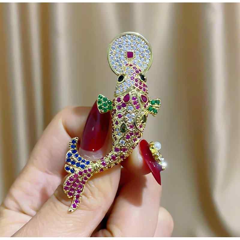 ブローチ ユニセックス 中国風 錦鯉 金運 縁起物 エレガント 上品 おしゃれ 動物モチーフ 銅製 電気メ..