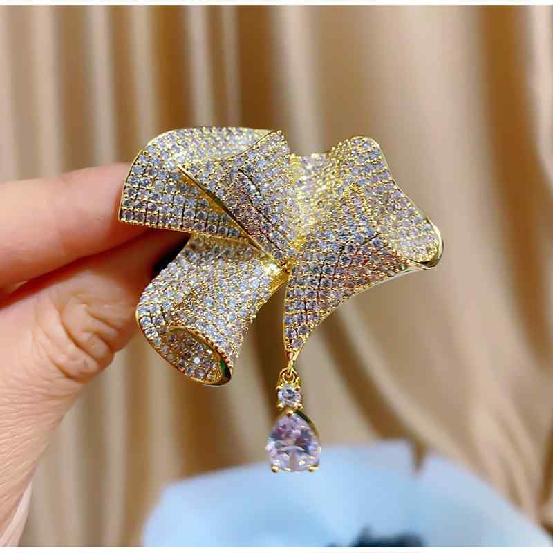 ブローチ 男女兼用 マイクロパヴェ ジルコニア リボン ドロップ タッセル パール パール 高級感 エレガント 韓国風 スーツ ジャケット フォーマル 結婚式 入学式 卒業式 パーティー ピン 記念日 プレゼント