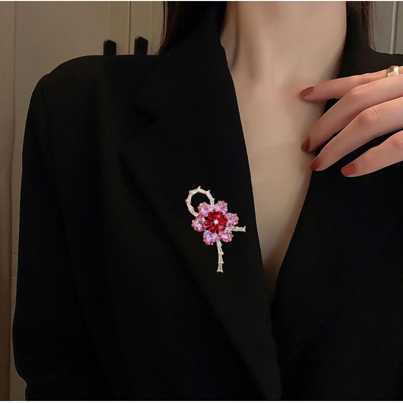 ブローチ 男女兼用 フラワーモチーフ コサージュ 高級感 ジルコニア 宝石 赤 緑 銅製 韓国風 ファッシ..