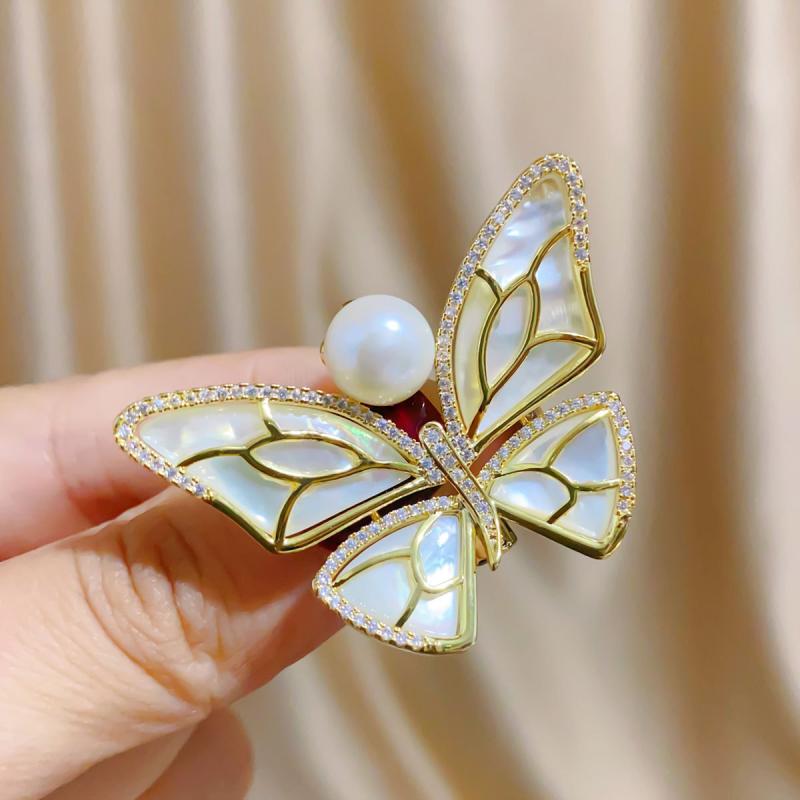 ブローチ 男女兼用 高級感 天然貝 マザーオブパール パール パール 蝶 バタフライモチーフ 銅製 電気メッキ加工 上品 エレガント 韓国風 フォーマル セレモニー スーツ ジャケット 結婚式 入学式 卒業式 パーティー プレゼント