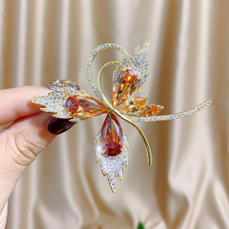 ブローチ 女性用 蝶 バタフライ 昆虫モチーフ 銅製 ジルコニア クリスタル 電気メッキ シャンパンゴールド 韓国風 上品 繊細 エレガント 華やか ピン フォーマル カジュアル 結婚式 パーティー 入学式 卒業式