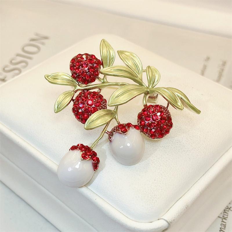 ブローチ レディース 女性用 ライチ フルーツ 合金製 レジン加工 スイート おしゃれ 上品 レッド フォ..