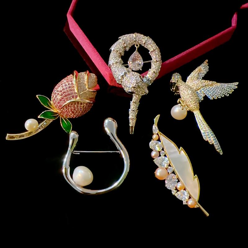 ブローチ 男女兼用 天然パール ローズ 薔薇 チューリップ 蛇 スネークモチーフ エレガント 上品 繊細 ..