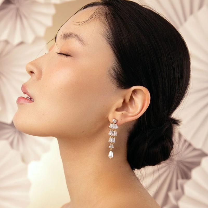 ピアス レディース 欧米風 ティアドロップ パール ジルコニア ロング 揺れる 高級感 上品 エレガント ..