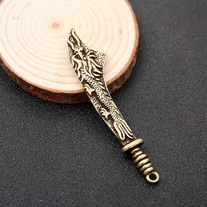 キーホルダー レトロ 太刀 龍モチーフ 剣 真鍮 古銅色 ペンダントトップ キーリング チャーム 個性的 おしゃれ 縁起物 ラッキーアイテム ユニークデザイン バッグチャーム 存在感 アンティーク調