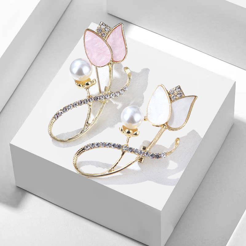 ブローチ レディース 女性用 韓国ファッション チューリップ フラワー 高級感 輝き パール ラインスト..