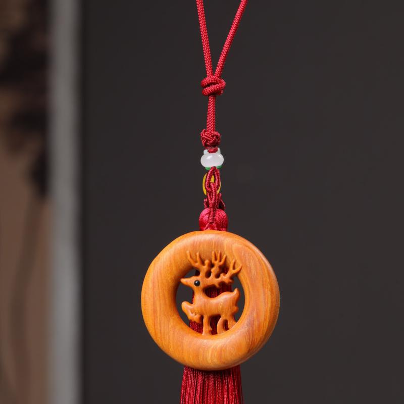 カーアクセサリー 白檀 緑檀 木彫り 鹿 獅子 縁起物 吉祥モチーフ 一念デザイン 天然木製 工芸品 高級感 車内装飾 車用インテリア ルームミラー飾り 中華風