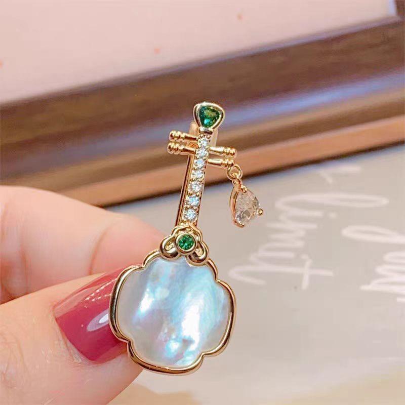 ブローチ 男女兼用 新中国風 レトロ 琵琶 天然シェル 高級感 銅製 ゴールド マイクロパヴェ加工 スーツ..