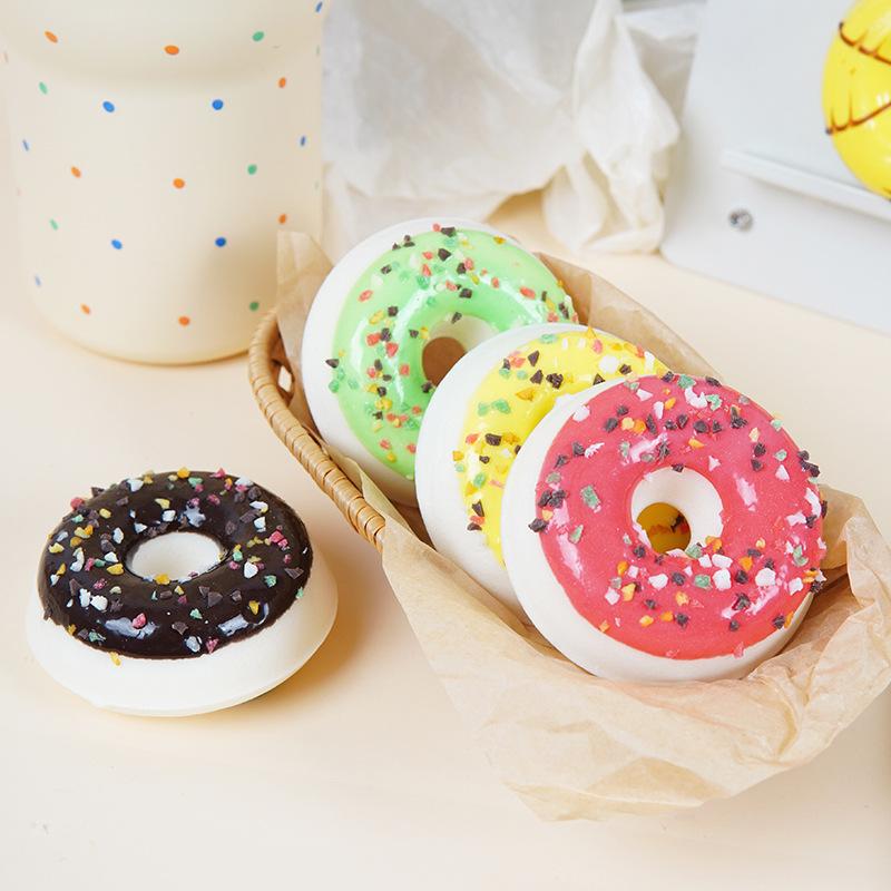 食品サンプル スクイーズ 低反発 ポリウレタン ドーナツ ドーナッツ リアル イミテーション フェイクスイーツ おままごと おもちゃ 玩具 ディスプレイ 置物 飾り ショーケース やわらか ふわふわ かわいい カラフル(x2)