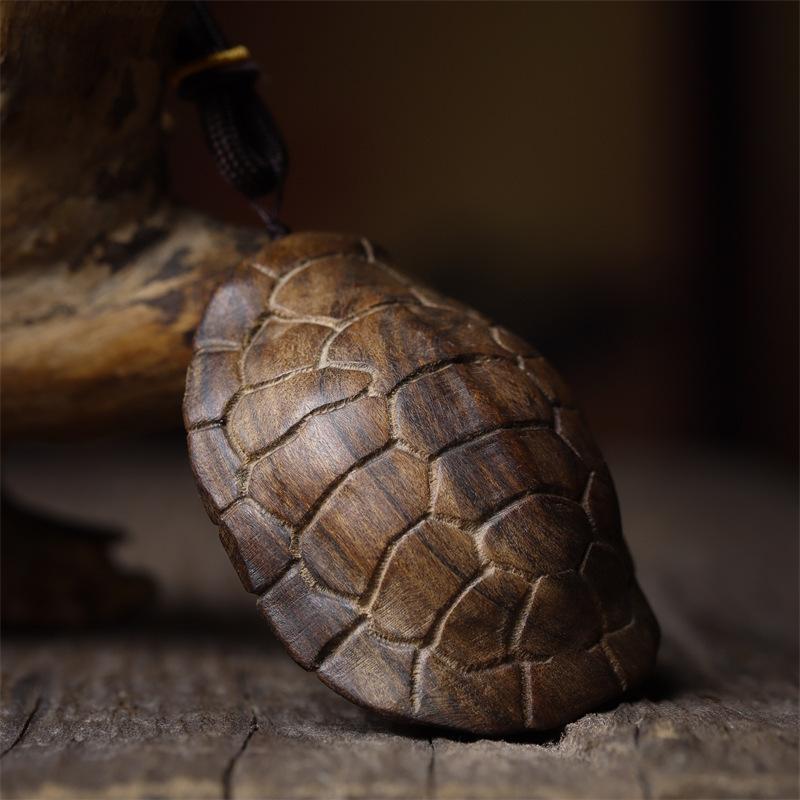 オブジェ 白檀 無垢材 彫刻 亀甲 卓上置物 縁起物 富貴開運 掌サイズ 観賞用 高級感 精巧 カメ デスクインテリア