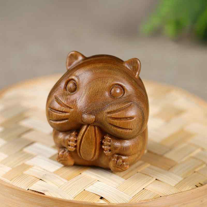 置物 ハムスター 緑檀 木彫り 木工品 精巧 ミニチュア アニマルモチーフ ひまわりの種を食べる かわいい 癒し 卓上 デスク インテリア オブジェ 書斎 飾り プレゼント