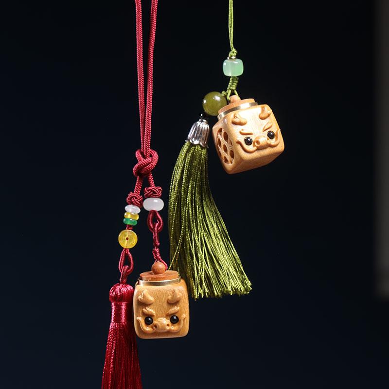 アロマチャーム ペア 緑檀木 白檀 透かし彫り 龍モチーフ スクエア 四角 香り袋 リュック バッグ ペンダント 飾り 天然素材 ウッド