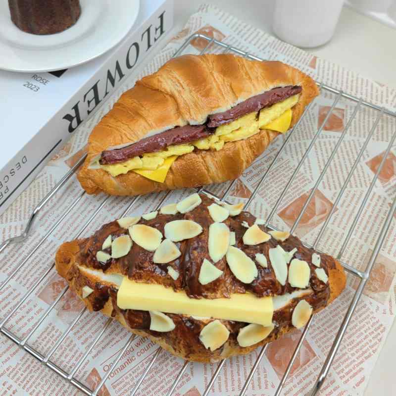 食品サンプル クロワッサン サンドイッチ PU製 ハンドメイド フェイクフード リアル 精巧 ディスプレイ ショーケース 店舗装飾 カフェ 喫茶店 ベーカリー 置物 飾り