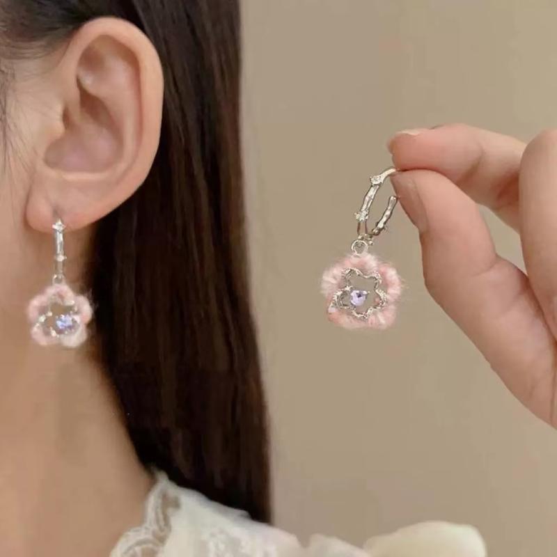 耳飾り レディース 春夏 毛糸 フラワーモチーフ ふわふわ きらめく ラインストーン おしゃれ 大人かわ..